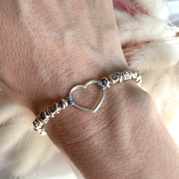 B046 Bracciale con pepite martellate medie e nodini argento + cuore vuoto grande centrale