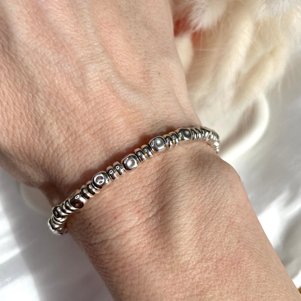 B081 Bracciale con pepite medie martellate alternate a 2 rondelle