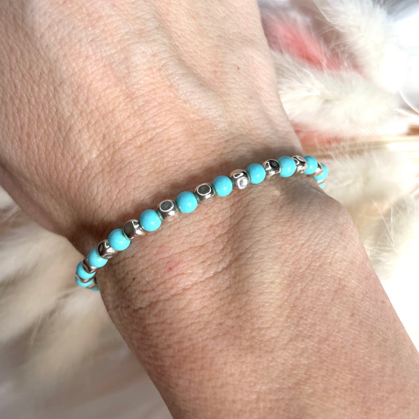 B080 Bracciale con pepite martellate piccole e palline di pasta di turchese