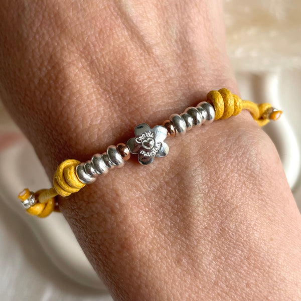 B0278 Bracciale in cordino cerato con rondelle e fiore “grazie maestra” passante