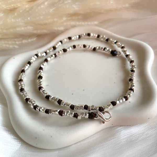 CL0196 Collana argento rondelle irregolari lisce e martellate e nodi filo nautico