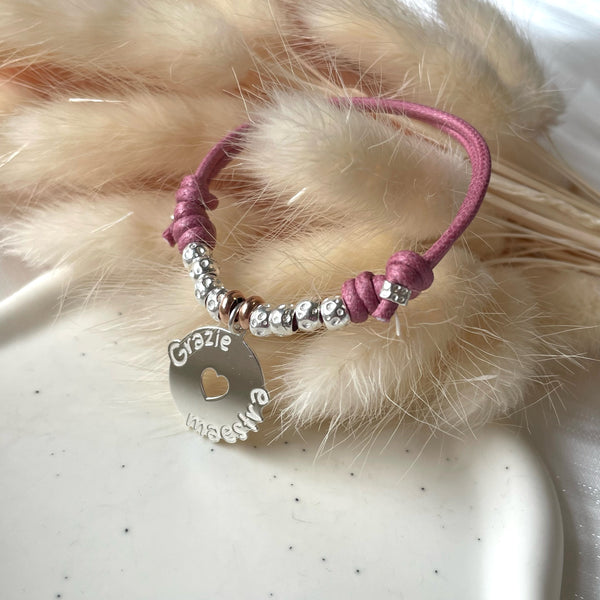 B163 Bracciale regolabile “Grazie maestra”con cordino cerato (colore a scelta) e granelli nuovi