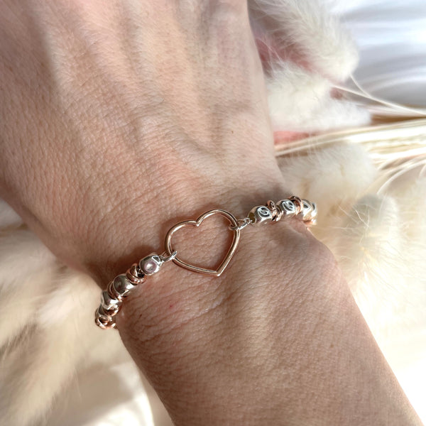 B125 Bracciale con pepite martellate medie e nodini rosati+ cuore vuoto grande centrale