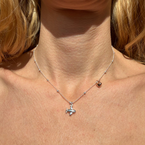 CL0137 Collana viaggi palline alternate in argento con aereo e cuore pendenti