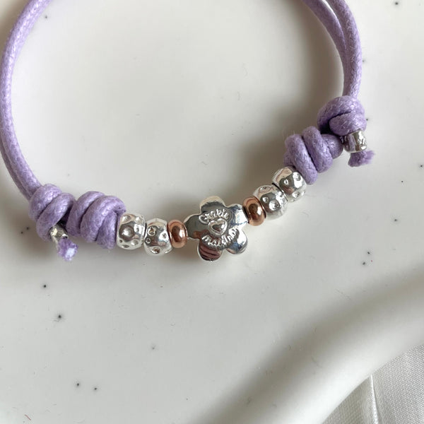 B0277 Bracciale in cordino cerato con granelli e fiore “grazie maestra” passante