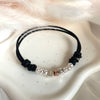 B142 Bracciale con cordino cerato, granelli nuovi, iniziali passanti e intreccino simbolo di unione