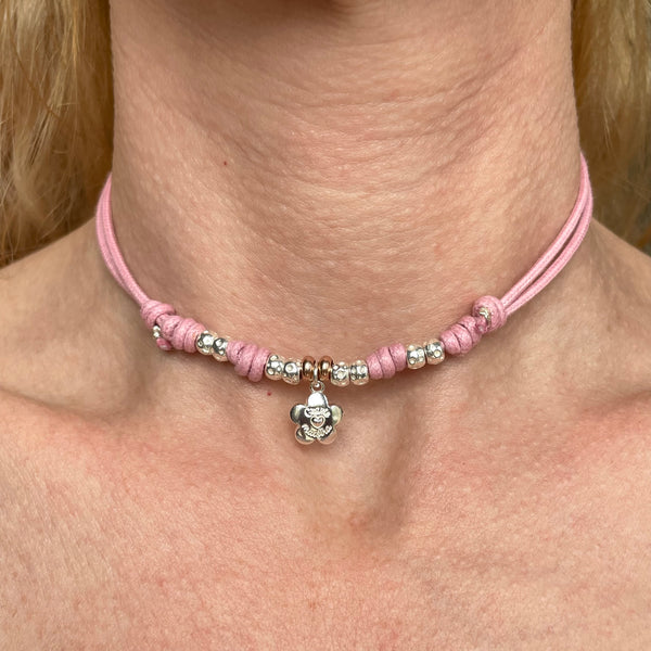 CL0174 Collana con cordino cerato con granelli e fiore pendente “grazie maestra”