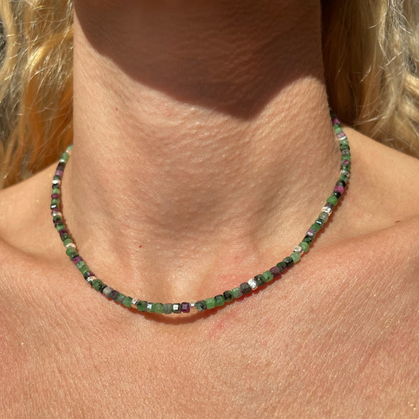 CL110 Collana con cubetti sfaccettati di rubino zoisite e rondelle martellate in argento