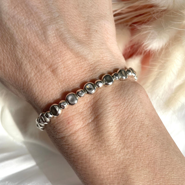 B071 Bracciale con palline martellate e pepite martellate schiacciate