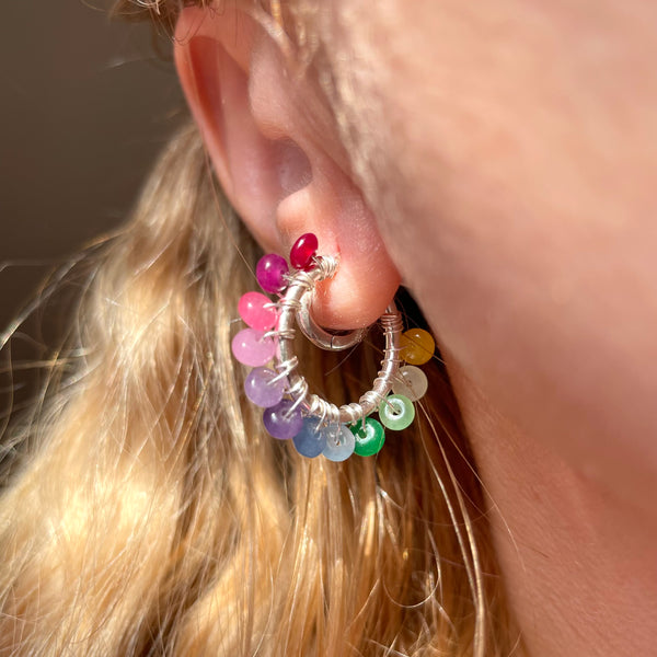 O0023 Cerchietti orecchini in argento con rondelle arcobaleno