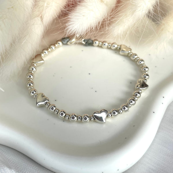 B038 Bracciale con cuori alternato a palline e rondelle