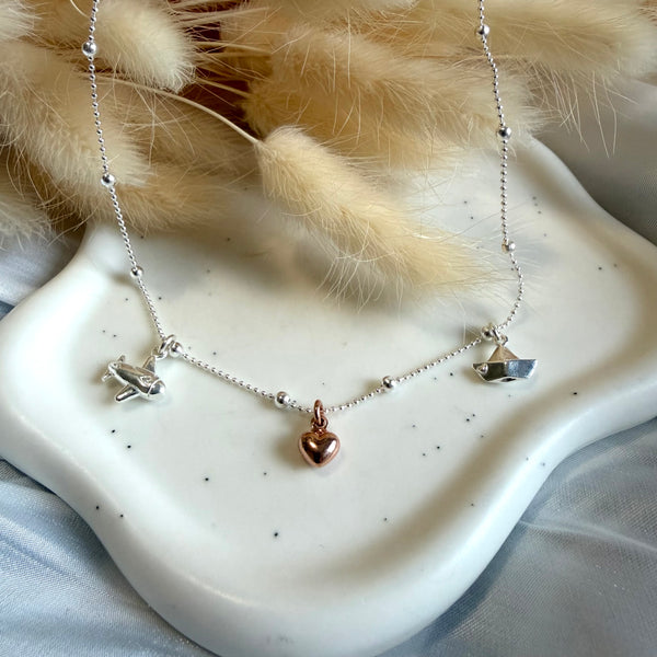 CL0138 Collana viaggi palline alternate in argento con aereo, barca e cuore pendenti