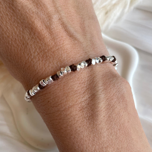 B0305 Bracciale con rondelle irregolari martellate piccole martellate e nodi in filo nautico