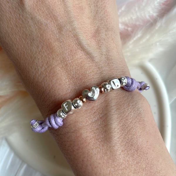 B0263 Bracciale festa della mamma in cordino cerato, granelli, cuore e iniziali