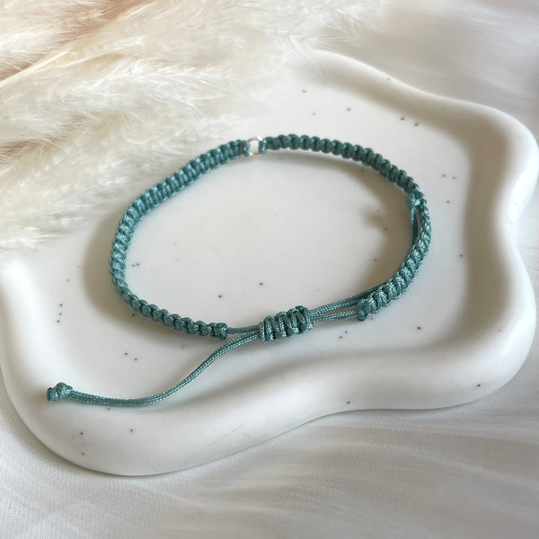 B0292 Bracciale adulto regolabile in macramè e anellina al centro per inserire uno o più ciondoli a scelta