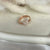 A007 Anello regolabile rosato con cuore allungato con zirconi
