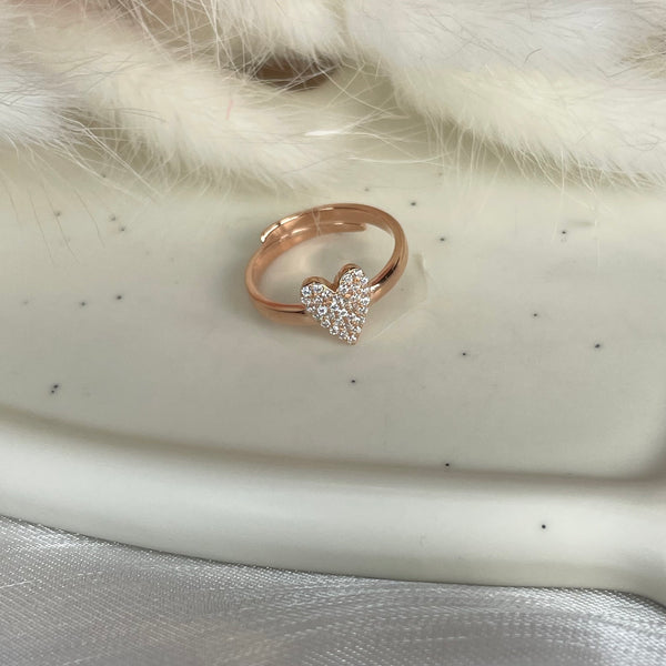 A007 Anello regolabile rosato con cuore allungato con zirconi