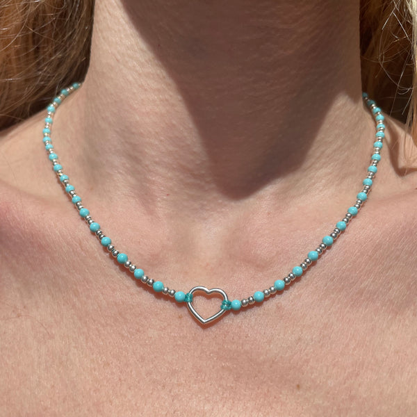 CL082 Collana in pasta di turchese e palline argento con cuore centrale vuoto