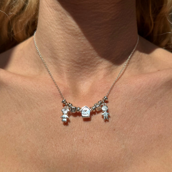 CL0143 Collana Family con ciondoli Family First, casina passante e iniziali cubo