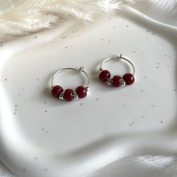 O0015 Orecchini ad anella in argento con cilindri piccoli marroni e rondelle irregolari