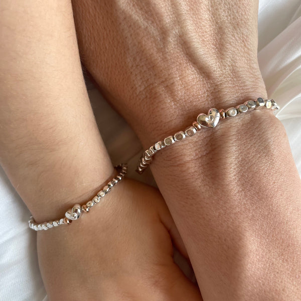 B0274 Bracciale mamma e figlia/o con pepite martellate e cuore centrale