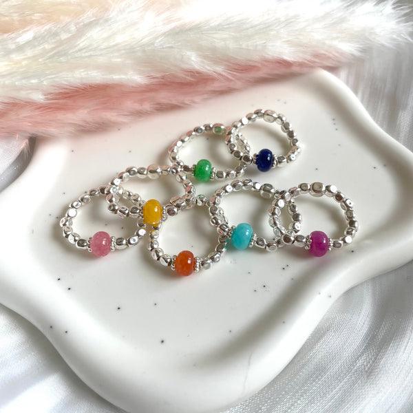 A023 Anello elasticizzato pepite mini e rondella di giada colore a scelta