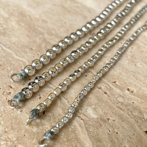 B004 Bracciale pepite martellate (disponibili in diverse dimensioni) con possibilità di mettere ciondoli o passanti.