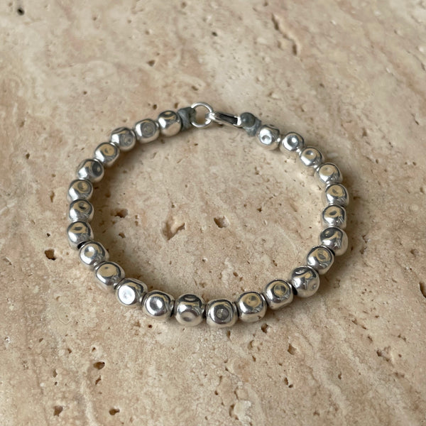 B004 Bracciale pepite martellate (disponibili in diverse dimensioni) con possibilità di mettere ciondoli o passanti.