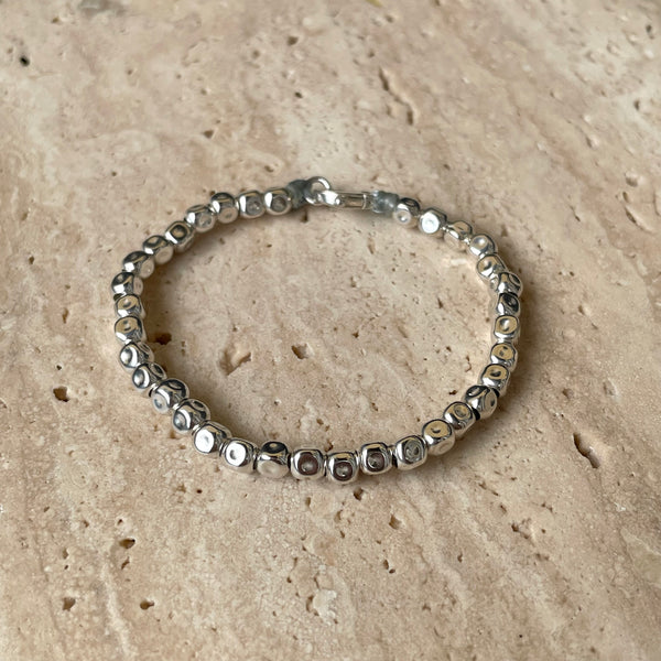 B004 Bracciale pepite martellate (disponibili in diverse dimensioni) con possibilità di mettere ciondoli o passanti.