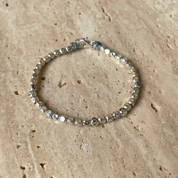 B004 Bracciale pepite martellate (disponibili in diverse dimensioni) con possibilità di mettere ciondoli o passanti.