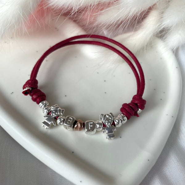 B144 Bracciale con elementi passanti bimbi cordino cerato con granelli nuovi e iniziali