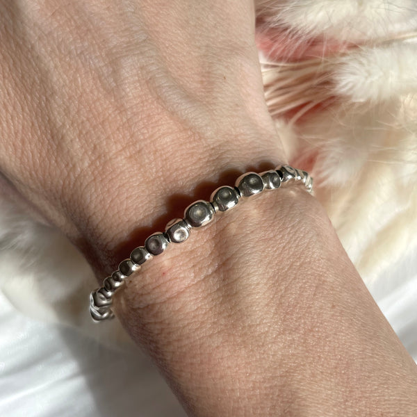 B076 Bracciale con pepite martellate in gradazione