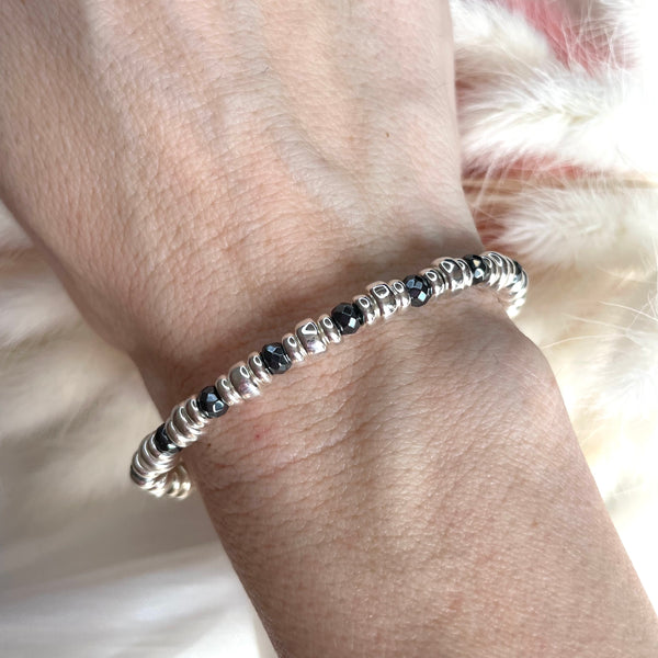 B084 Bracciale con rondelle ematite intervallate a rondelle piccole e medie