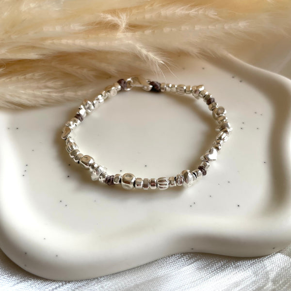 B0304 Bracciale con rondelle irregolari piccole e grandi e mix di pepite