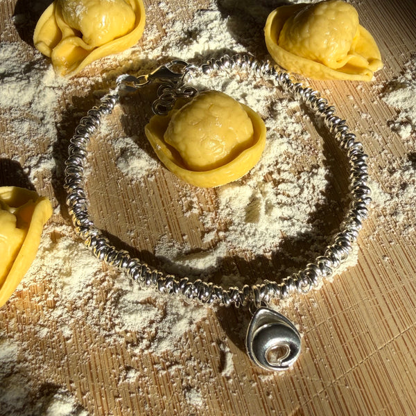 B108 Bracciale con nodini argento e tortellino pendente