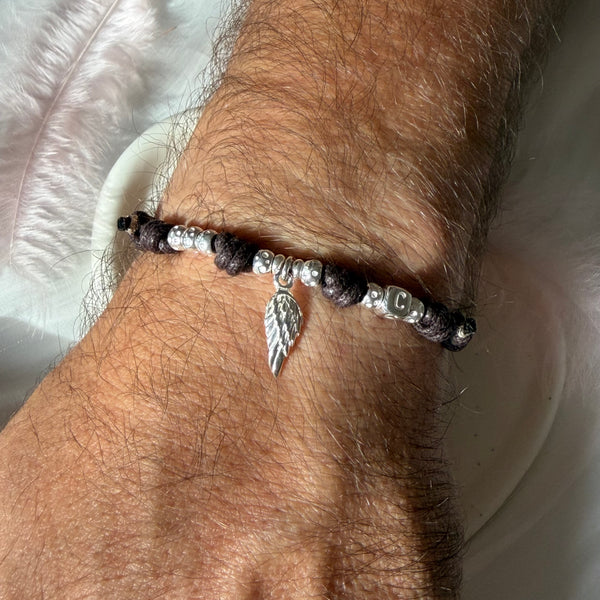 B0202 Bracciale padrino con cordino cerato, ala d’angelo e iniziale/i cubo (facoltativa)