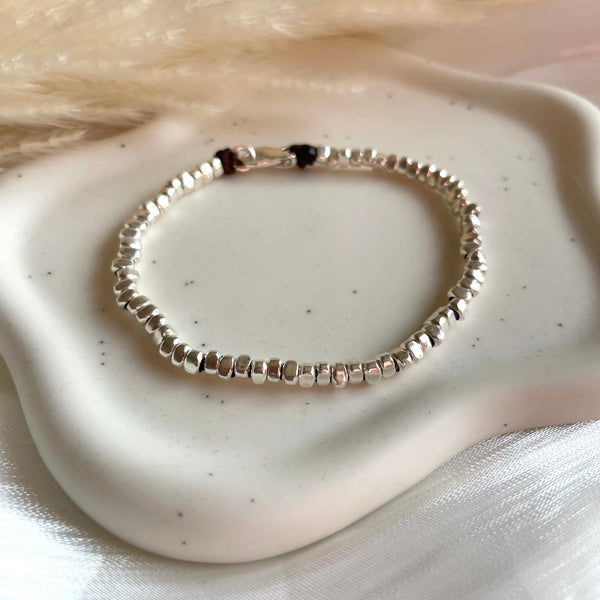 B0302 Bracciale con rondelle irregolari martellate piccole lisce