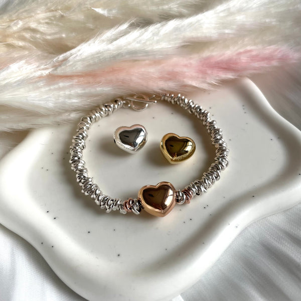 B118 Bracelet with bomby heart in the center and silver knots
