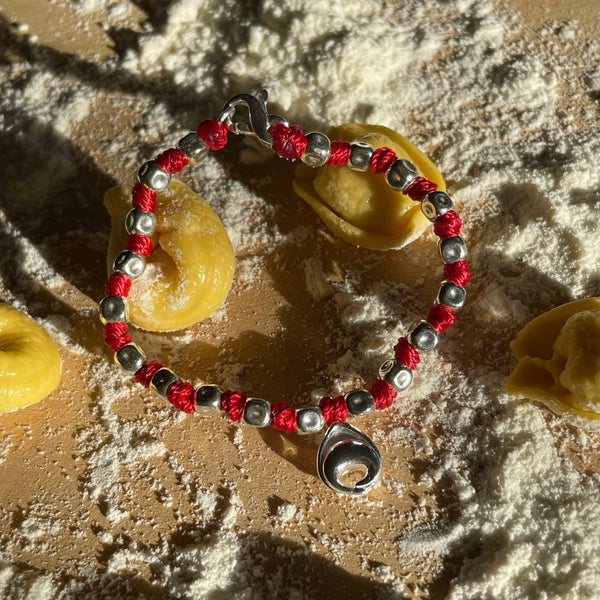 B106 Bracciale con nodi e Tortellino ciondolo
