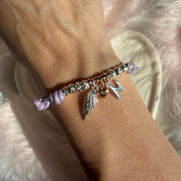 B0245 Bracciale madrina con cordino cerato, ala d’angelo, cuore e iniziale pendente