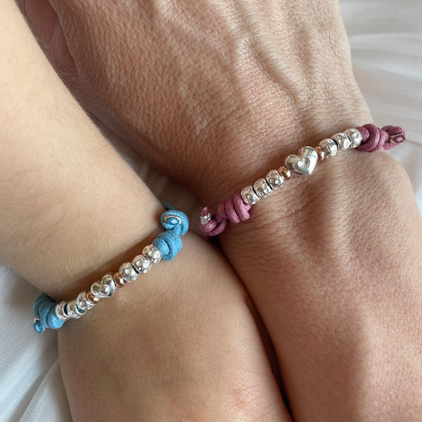 B0261 Bracciale mamma e figlia/o granelli, filo cerato e cuore centrale (disponibile in tutte le colorazioni)