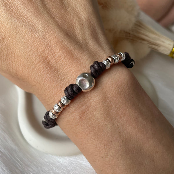 B0101 Bracciale con cordino cerato 4 nodi, granelli nuovi e intrecci rosati + pepitone al centro