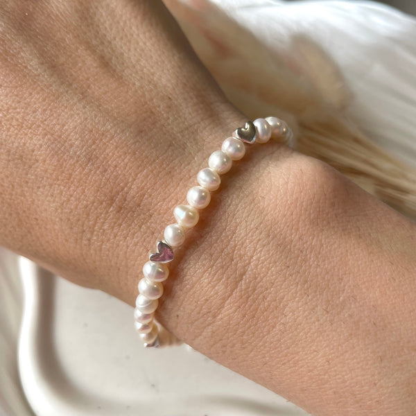 B0172 Bracciale con perle di fiume e cuoricini mini in argento