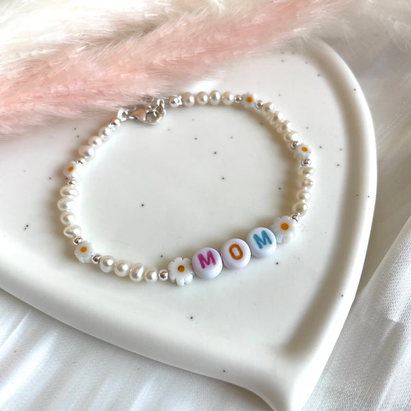 B0273 Bracciale di perle festa della mamma con lettere MOM o MAMMA e margherite