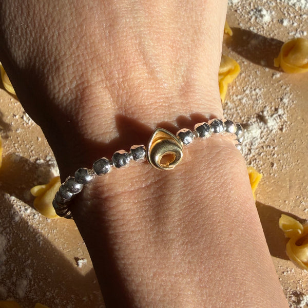 B231 Bracciale con palline martellate e passante a tortellino