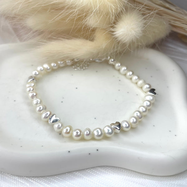 B0172 Bracciale con perle di fiume e cuoricini mini in argento