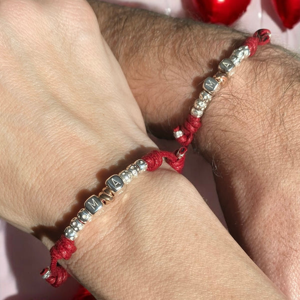 B121 Bracciale di coppia in cordino cerato con granelli nuovi+ iniziali e nodino rosato centrale