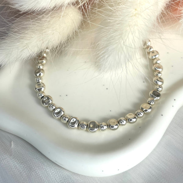 B071 Bracciale con palline martellate e pepite martellate schiacciate