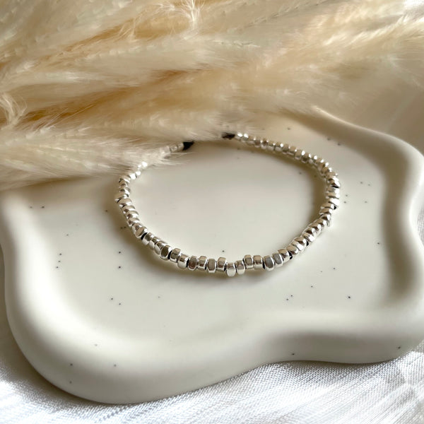 B0302 Bracciale con rondelle irregolari martellate piccole lisce