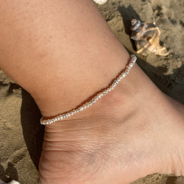 CV010 Cavigliera con perle di fiume intervallate da rondelle fiore